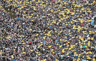 Hundreds of thousands march in Hong Kong to protest China extradition bill