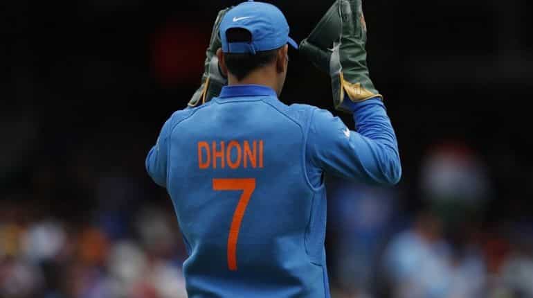 World Cup: MS Dhoni removes dagger logo from keeping gloves World Cup: MS Dhoni removes dagger logo from keeping gloves