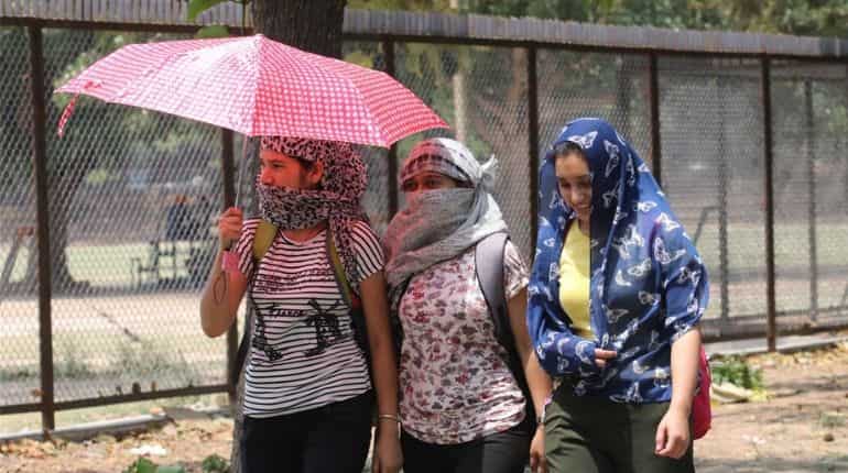 Heat wave rages on; four elderly pilgrims die of heat in train in Jhansi Heat wave rages on; four elderly pilgrims die of heat in train in Jhansi