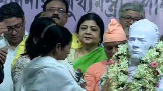 Mamata Banerjee unveils Vidyasagar's bust in Kolkata