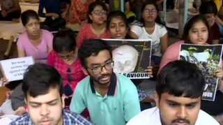 Protesting doctors reject Mamata's invite for talks; demands an unconditional apology first