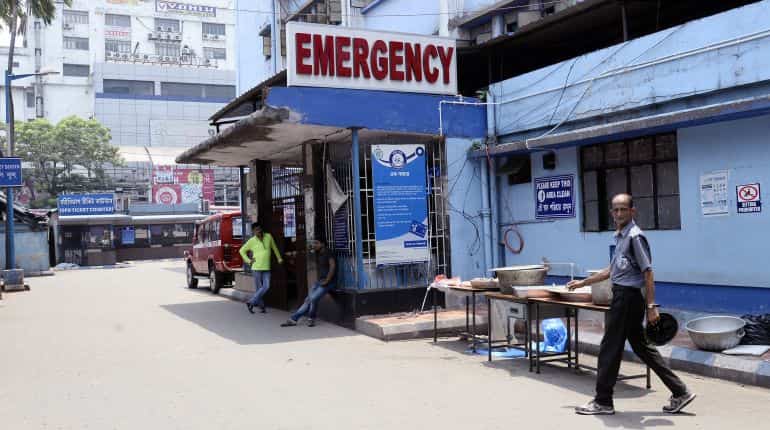 AIIMS, Safdarjung doctors issue 48-hour ultimatum to Mamata; criticizes her for being hostile and unapologetic