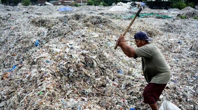 Indonesia returns five containers of waste to the US Indonesia returns five containers of waste to the US