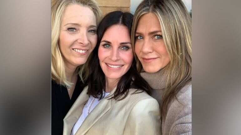 Courteney Cox celebrates birthday with epic 'Friends' reunion