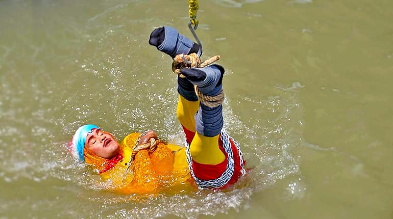 Chanchal Lahiri, Indian Houdini, feared dead as stunt goes wrong in Kolkata Chanchal Lahiri, Indian Houdini, feared dead as stunt goes wrong in Kolkata