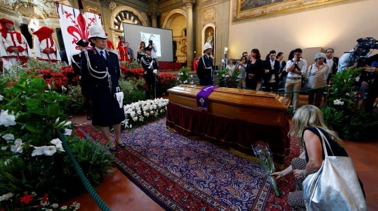 Crowds gather in Florence for farewell to Franco Zeffirelli