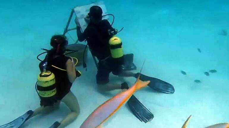 When inspiration strikes under water: Cuban mixes art and diving