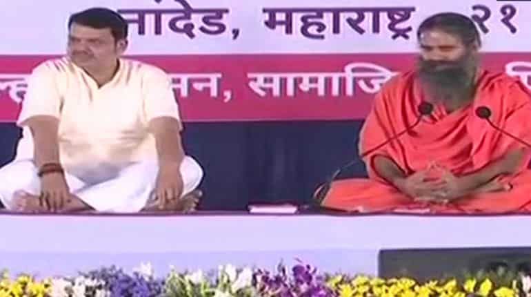 Maharashtra: Baba Ramdev, CM Fadnavis perform yoga on 5th International Yoga Day Maharashtra: Baba Ramdev, CM Fadnavis perform yoga on 5th International Yoga Day
