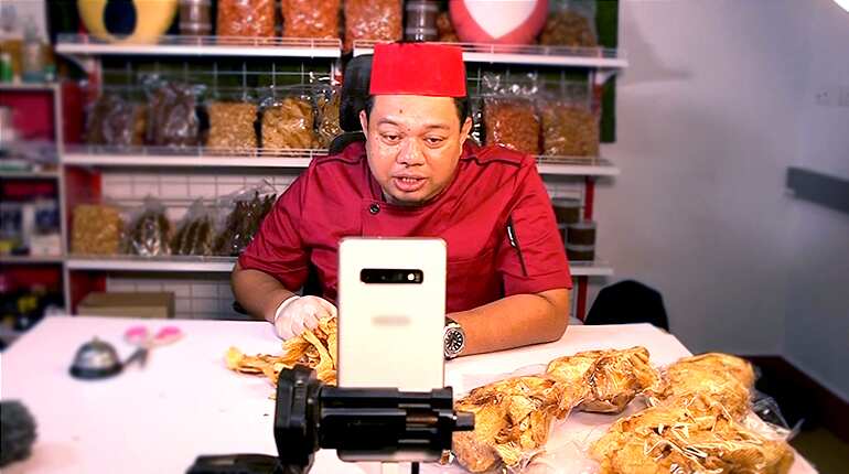 Live-streaming seafood seller makes millions in sales in Thailand