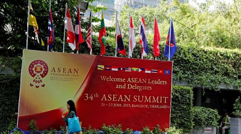 Southeast Asian leaders throw weight behind China-led trade pact Southeast Asian leaders throw weight behind China-led trade pact