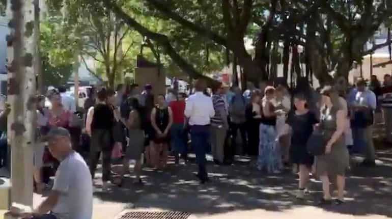 Quake of magnitude 7.5 shakes East Timor, Australia; no tsunami feared Quake of magnitude 7.5 shakes East Timor, Australia; no tsunami feared