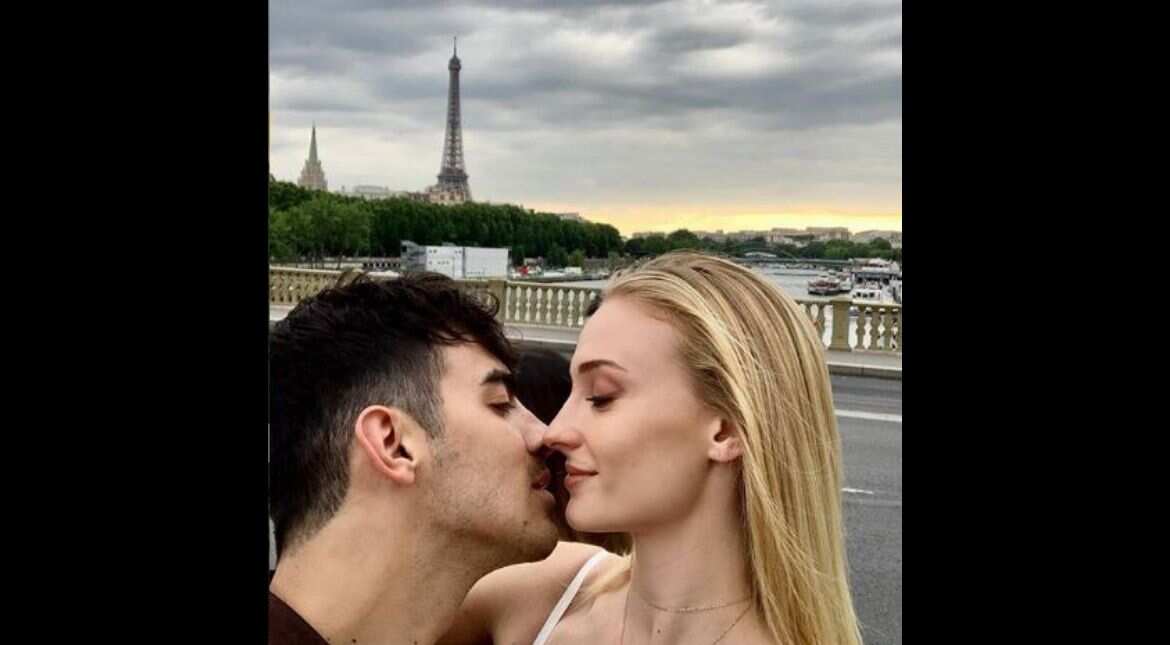 Kisses in Paris