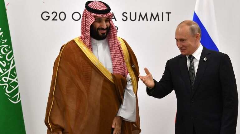 Russia agrees with Saudi Arabia to extend OPEC and oil output deal