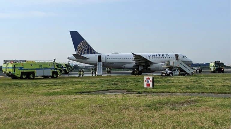 Emergency landing by United flight briefly closes Newark Airport Emergency landing by United flight briefly closes Newark Airport