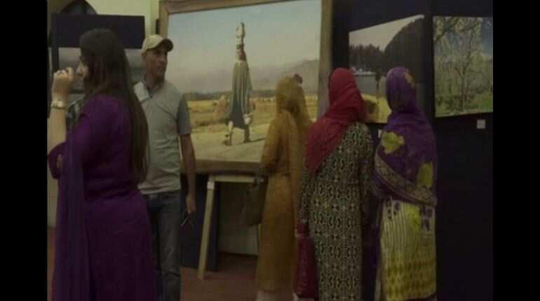 Photography exhibition in Srinagar receives overwhelming response from youth