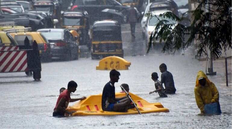 Heavy rainfall in Mumbai causes waterlogging, traffic jam