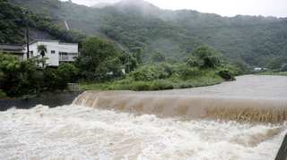 Japan, hit by torrential rains, orders 800,000 to evacuate