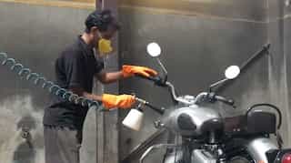 Automobile service centres use dry wash to cut down on water use in parched Chennai