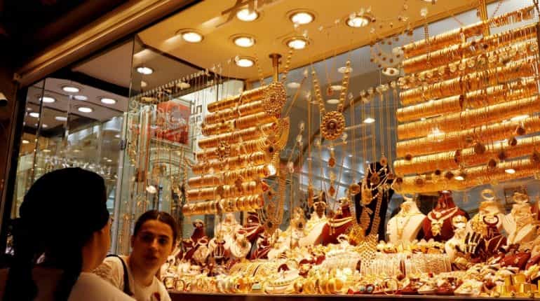 Gold rises as focus returns to growth concerns, Fed rate cut Gold rises as focus returns to growth concerns, Fed rate cut