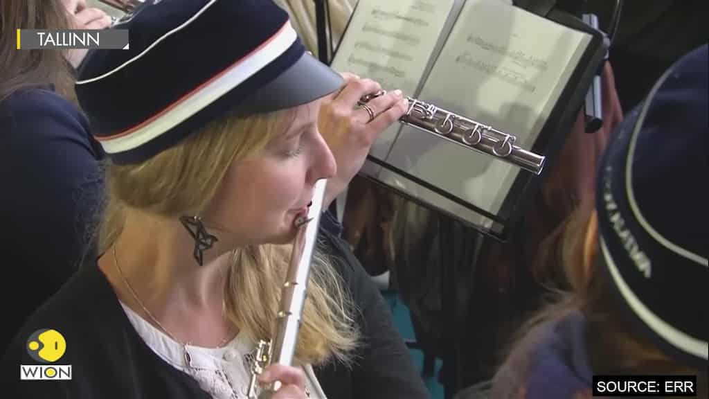 Thousands participate in mass folk singing to celebrate 150th anniversary of Estonian choral music festival