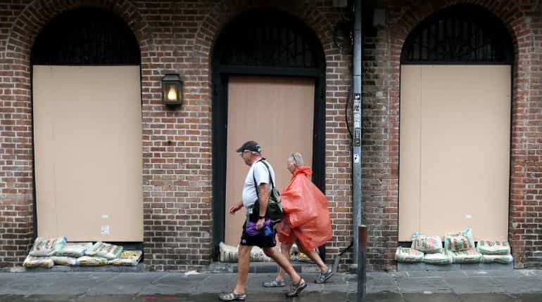 New Orleans residents huddle at home, and in bars, ahead of hurricane New Orleans residents huddle at home, and in bars, ahead of hurricane