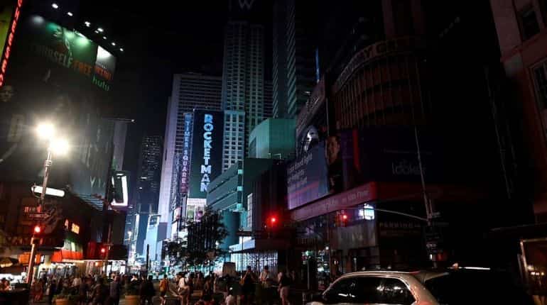 Manhattan plunges into darkness as 42,000 customers suffer power outage
