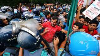 Bangladesh: Dozens clash with police at gas price protest in Dhaka