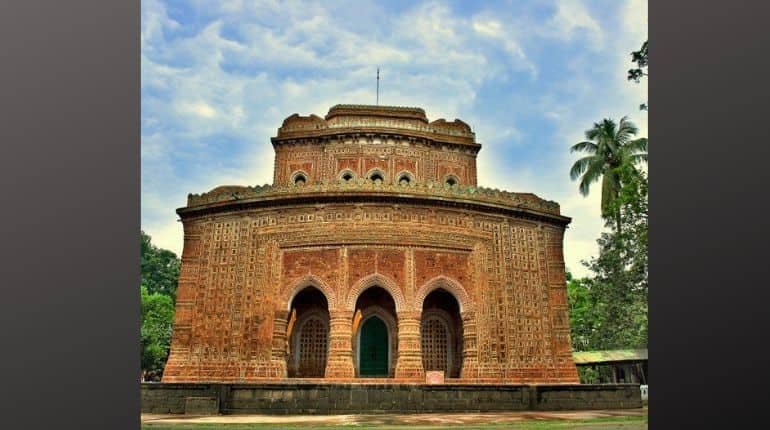 18th century temple keeps Hinduism alive in Bangladesh 18th century temple keeps Hinduism alive in Bangladesh