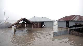 Bangladesh rivers break their banks, forcing 400,000 to flee homes