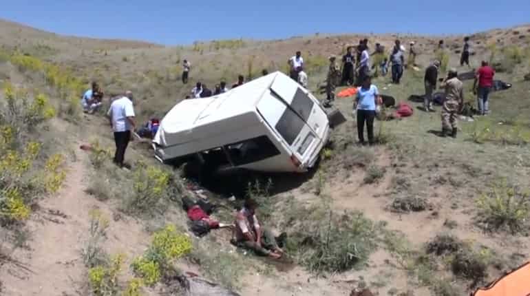 Minibus with migrants overturns in Turkey killing 17