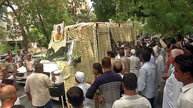 Three-time Delhi Chief Minister Sheila Dikshit cremated with State Honours at Nigam Bodh Ghat Three-time Delhi Chief Minister Sheila Dikshit cremated with State Honours at Nigam Bodh Ghat