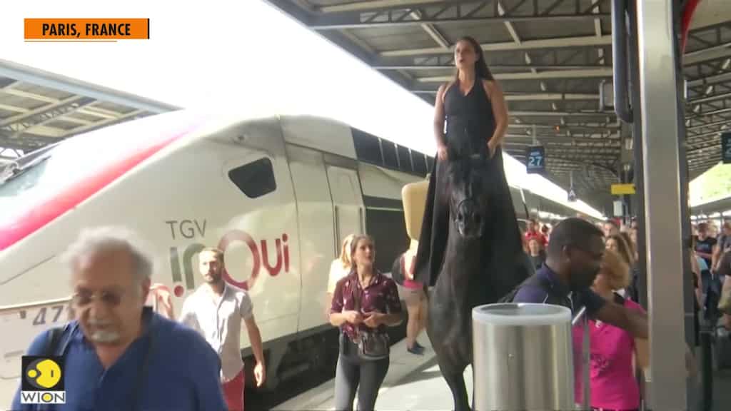 Performers on horseback surprise passengers at Paris train station