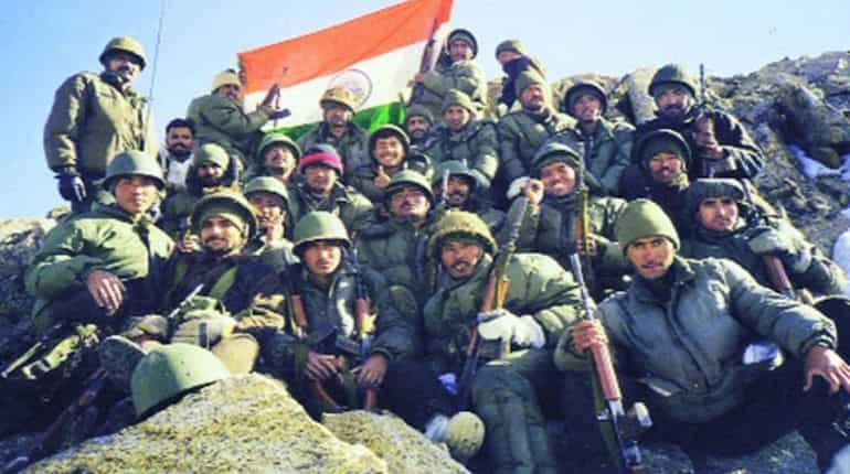 Jammu and Kashmir: Border Security Force pays tributes to Kargil war heroes Jammu and Kashmir: Border Security Force pays tributes to Kargil war heroes