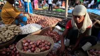 Onion prices surge in Bangladesh on floods, lower Indian supply