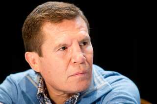 Boxing legend Chavez says he was mugged at gunpoint in Mexico City
