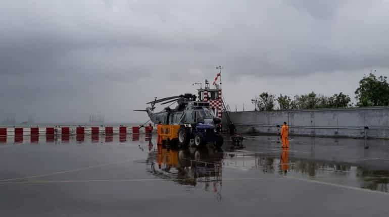 Heavy rains lash Mumbai, 700 passengers stranded on board Mahalaxmi Express Heavy rains lash Mumbai, 700 passengers stranded on board Mahalaxmi Express