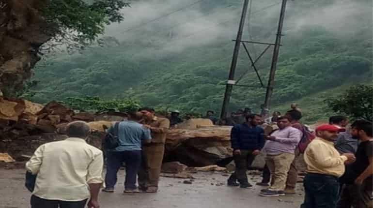 Himachal Pradesh: National Highway 3 blocked near Mandi due to landslide Himachal Pradesh: National Highway 3 blocked near Mandi due to landslide