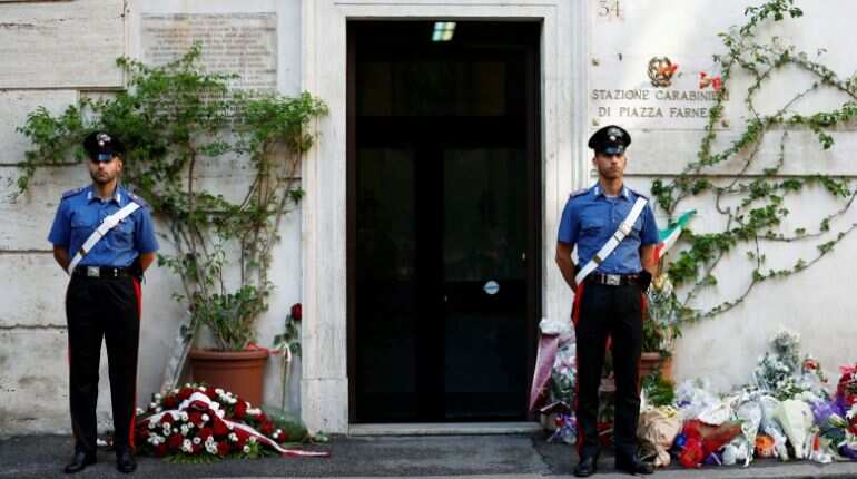 Italian police investigate picture of blindfolded US murder suspect Italian police investigate picture of blindfolded US murder suspect