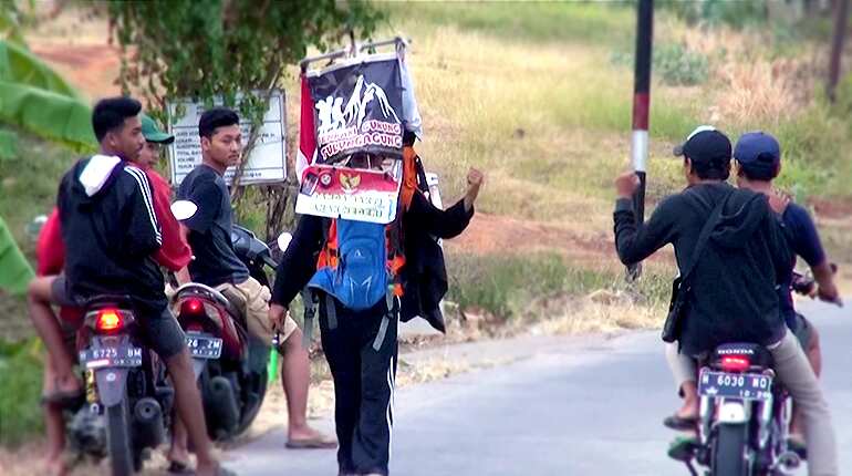 Indonesian man walking 700 km in reverse to save forests