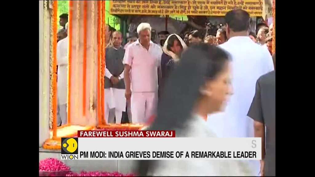 Sushma Swaraj's daughter Bansuri Swaraj performs her last rites