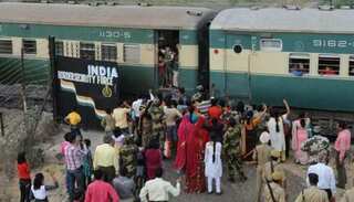 Pakistan shuts rail, bus service to India
