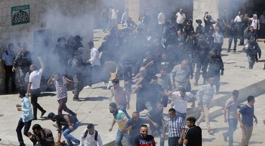 Israel police, Palestinians clash at flashpoint Jerusalem holy site Israel police, Palestinians clash at flashpoint Jerusalem holy site