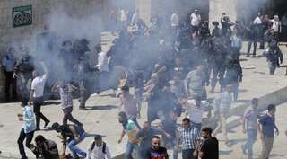 Israel police, Palestinians clash at flashpoint Jerusalem holy site