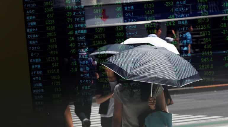 Yen and bond bulls charge on as share markets falter