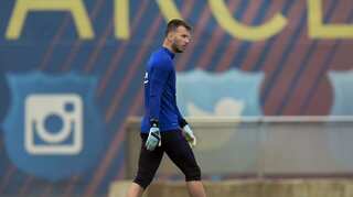 Barcelona goalkeeper Neto sidelined after wrist surgery