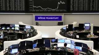 Asian shares slugged, bonds bought amid trade gloom