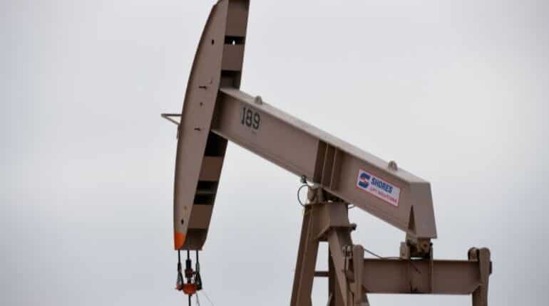 Oil prices fall as China economic data disappoints, US inventories gain