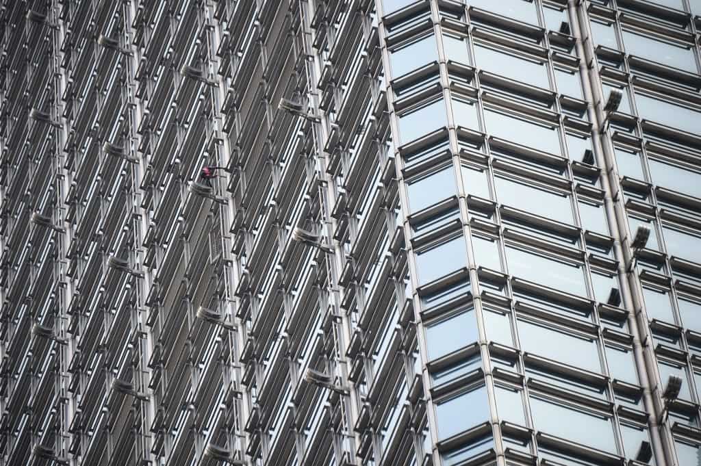 'French Spiderman' scales Hong Kong skyscraper with 'peace banner' 'French Spiderman' scales Hong Kong skyscraper with 'peace banner'