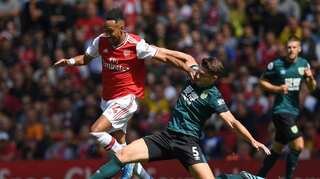 Aubameyang sinks Burnley to maintain Arsenal's winning start