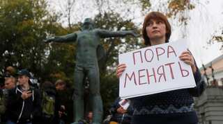 Russian opposition activists picket for free elections